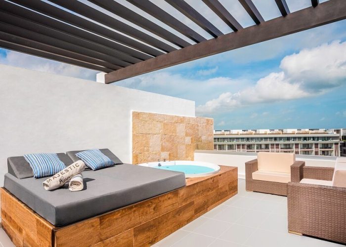 Sky View Suite (Rooftop with Outdoor Jacuzzi)